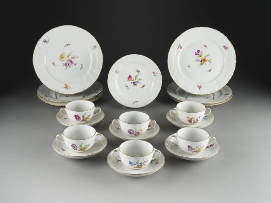 Auction 141<br>19-TEILIGES SPEISESERVICE 'BLUMEN UND SCHMETTERLINGE'