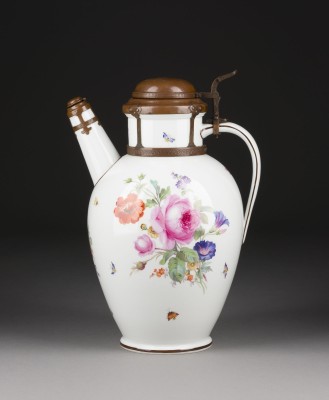 Auction 141<br>GROSSE SCHENKKANNE MIT BLUMEN- UND INSEKTENMALEREI