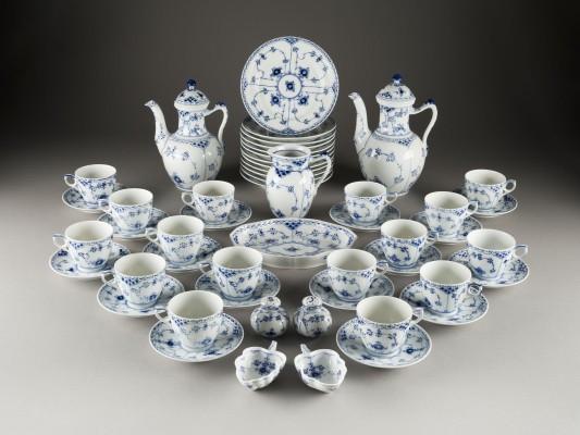 Auction 141<br>52-TEILIGES KAFFEESERVICE 'MUSSELMALET - HALBSPITZE'
