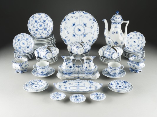 Auction 141<br>67-TEILIGES KAFFEESERVICE 'MUSSELMALET'