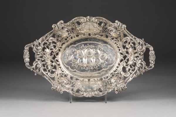 Auction 141<br>OVALE DURCHBRUCH-HENKELSCHALE