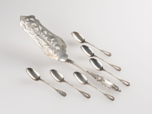 Auction 141<br>SET VON SECHS DESSERTLÖFFELN MIT VORLEGELÖFFEL