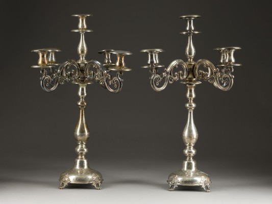 Auction 141<br>PAAR 5-FLAMMIGE KERZENLEUCHTER MIT MÄANDER-DEKOR
