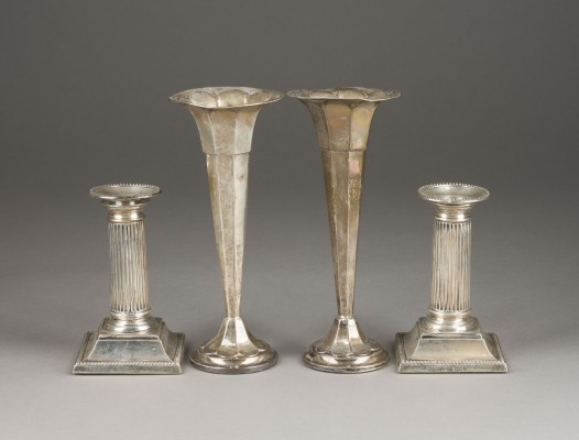 Auction 141<br>PAAR GEORGE V.-KERZENLEUCHTER UND PAAR GEORGE V.-TROMPETENVASEN