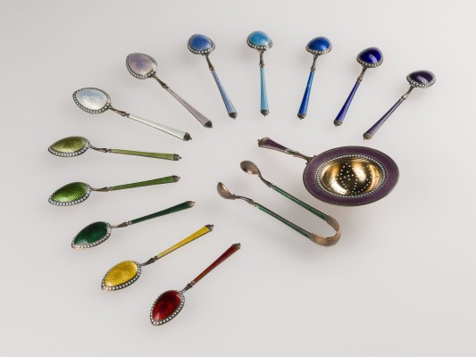 Auktion 141<br>14-TEILIGES TEE-SET MIT GUILLOCHIERTEM EMAILLE-DEKOR