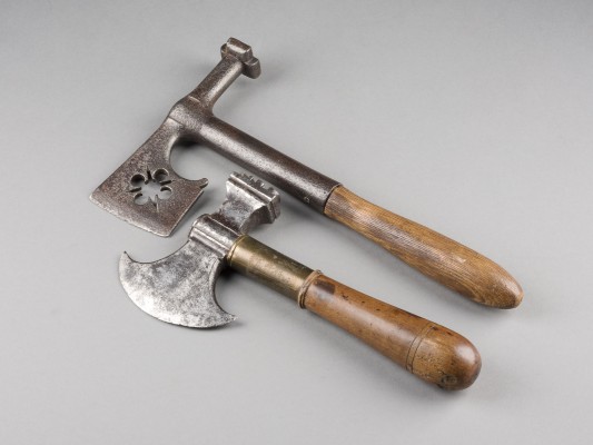 Auction 141<br>ZWEI HISTORISCHE HANDBEILE MIT MONOGRAMMEISEN