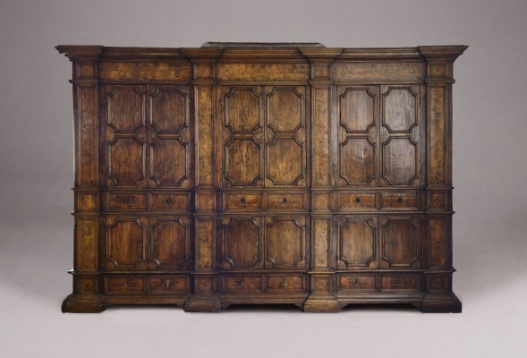 Auktion 141<br>BEDEUTENDER MONUMENTALER BAROCKER SCHRANK
