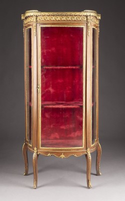 Auction 141<br>FEINES VITRINENSCHRÄNKCHEN IM STIL LOUIS XVI.