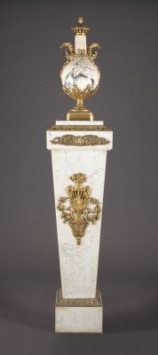 Auction 141<br>MARMOR SÄULE UND CASSOLETTE IM LOUIS XVI-STIL