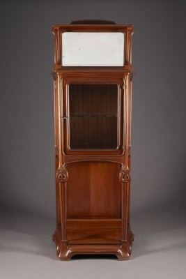 Auction 141<br>JUGENDSTIL VITRINE MIT SPIEGELAUFSATZ