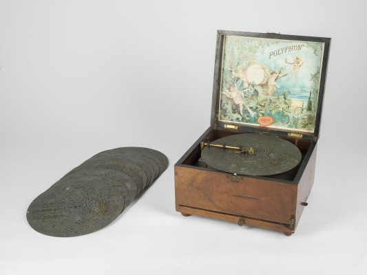 Auction 141<br>POLYPHON 'BREVETÉ S.G.D.G.' MIT 11 LOCHPLATTEN