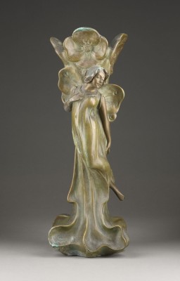 Auction 141<br>GROSSE JUGENDSTIL-VASE MIT FRAUENFIGUR UND BLUMEN
