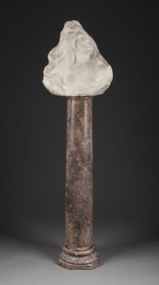 Auction 141<br>FRAUENRELIEF AUF EINER SÄULE
