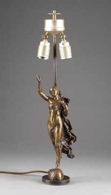 Auktion 141<br>TISCHLAMPE STEHENDE FRAU
