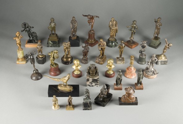Auction 141<br>KONVOLUT VON 30 KLEINFIGURIGEN BRONZEN
