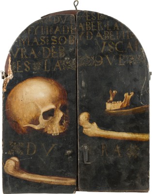 Auktion 141<br>TRIPTYCHON MIT DER JUNGFRAU UND DEM KINDE UND JOHANNES DEM TÄUFER. SEITENTAFELN JEWEILS DARSTELLUNG EINES FRANZISKANERMÖNCHES. IM GESCHLOSSENEN ZUSTAND: VANITAS MIT TOTENKOPF
