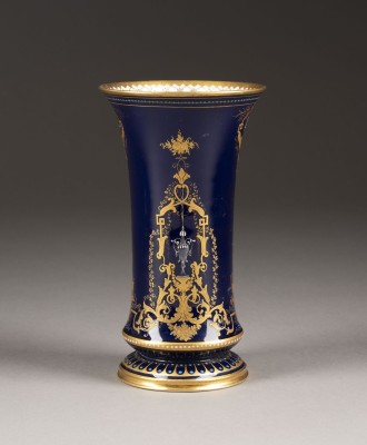 Auction 142<br>VASE MIT RELIEFGOLD