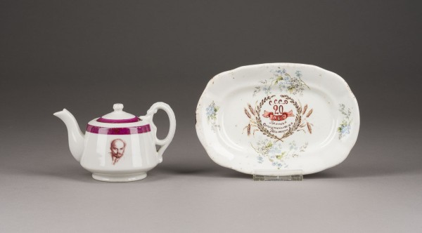 Auction 142<br>TEEKANNE MIT PORTRÄTS VON LENIN UND KRUPSKAJA UND OVALES SCHÄLCHEN ZUM 20-JÄHRIGEN JUBILÄUM DER REVOLUTION