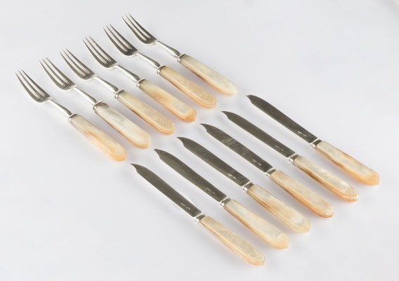 Auction 142<br>ZWÖLFTEILIGES BESTECK
