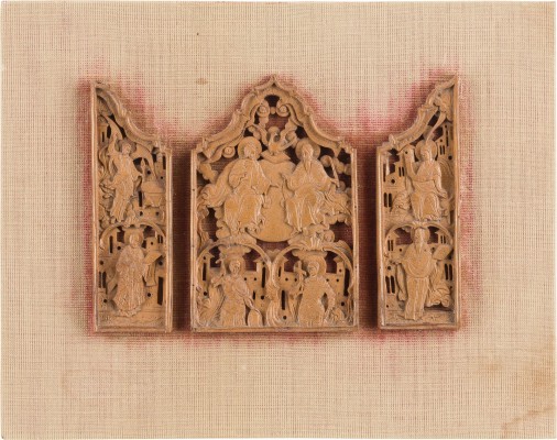 Auktion 142<br>FEINES TRIPTYCHON MIT DER NEUTESTAMENTLICHEN DREIFALTIGKEIT, DER VERKÜNDIGUNG UND HEILIGEN