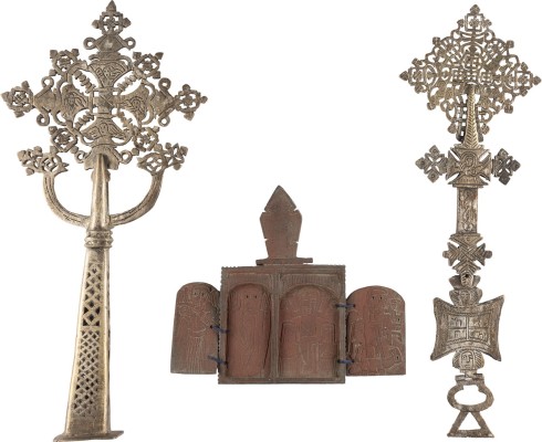 Bild DREI KOPTISCHE LITURGISCHE OBJEKTE: ZWEI PROZESSIONSKREUZE SOWIE EIN POLYPTYCHON