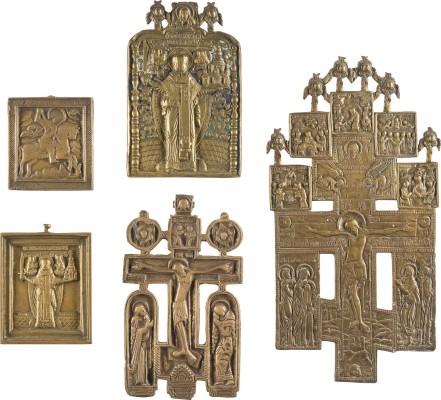 Auction 142<br>SAMMLUNG VON FÜNF BRONZE-IKONEN: KRUZIFIXE, HEILIGER GEORG DER DRACHENTÖTER UND HEILIGER NIKOLAUS VON MOSCHAISK