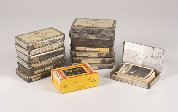 Auktion 144<br>UMFAMNGREICHE SAMMLUNG AN KLEINEN FOTOGRAFIEN AUS DEN 30ER JAHREN