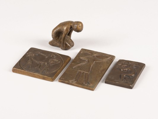 Auction 144<br>KONVOLUT VON 4 KLEINBRONZEN (3 RELIEFS, 1 KNIENDE)