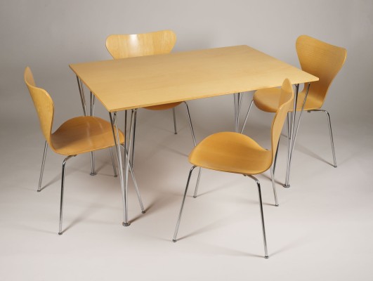 Auction 144<br>ESSTISCH UND VIER STÜHLE '3107'