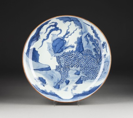 Auktion 143<br>EINE GROSSE BLAU-WEISSE SCHALE MIT DER DARSTELLUNG VON QILIN