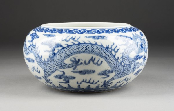 Auktion 143<br>EIN BLAU-WEISSER PINSELWASCHER MIT DRACHENDARSTELLUNG