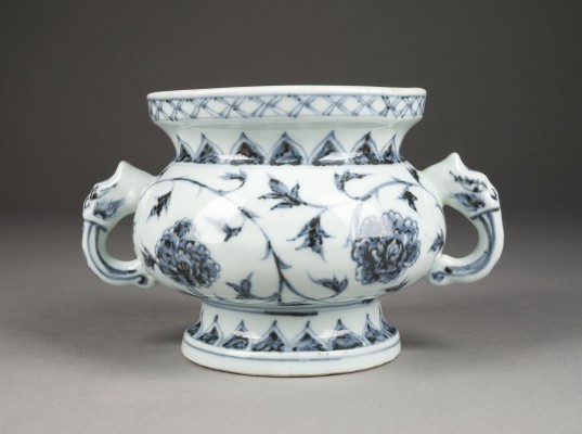 Auktion 143<br>EIN GUI-STIL BLAU UND WEISS 'BLUMEN' WEIHRAUCHBRENNER