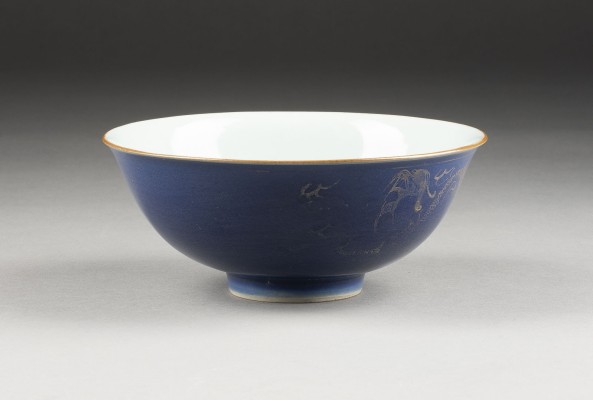Auktion 143<br>EINE GOLD BEMALTE BLAUGLASIERTE SCHALE MIT DRACHENDARSTELLUNG