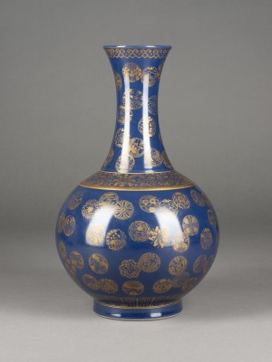 Auktion 143<br>EIN GOLD BEMALTES BLAUGLASIERTES VASE MIT BLUMENKUGELDARSTELLUNG