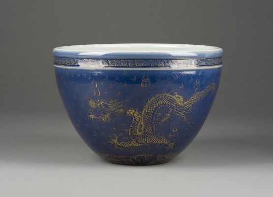 Auktion 143<br>EIN GOLD BEMALTES BLAUGLASIERTES JARDINIÈRE MIT DRACHENDARSTELLUNG
