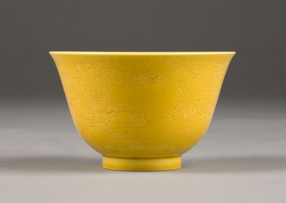 Auction 143<br>EIN ANHUA-VERZIERTER GELB-GLASIERTER 'DRACHEN'-BECHER