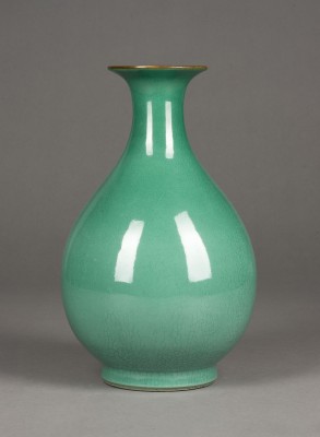Auction 143<br>EINE GRÜN GLASIERTE YUHUCHUN-VASE VOM GE-TYP