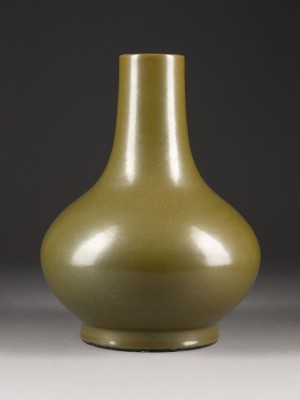 Auktion 143<br>EINE TEADUST-GLASIERTE FLASCHENVASE