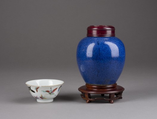 Auction 143<br>EIN PUDERBLAU GLASIERTES INGWERTOPF UND EINE FAMILLE ROSE SCHALE
