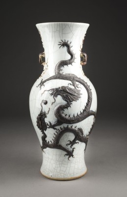 Auction 143<br>EINE DRACHENVASE MIT CRACKLE-GLASUR IM GE-STIL