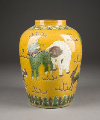 Auction 143<br>EIN GELBGRUNDIGES FAMILLE VERTE-GEFÄSS MIT DARSTELLUNGEN MYTHISCHER TIERE