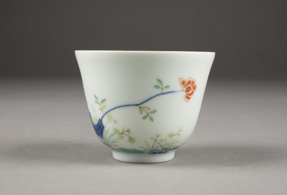 Auction 143<br>EIN FEINER FAMILLE VERTE 'ROSENBLÜTEN' BECHER