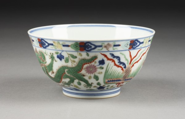 Auction 143<br>EINE WUCAI-SCHALE MIT DRACHEN- UND PHÖNIXDARSTELLUNG