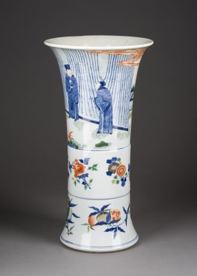 Auction 143<br>EINE WUCAI VASE MIT FIGURENDARSTELLUNG IN GU-FORM