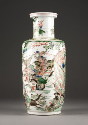 Auktion 143<br>EINE FAMILLE VERTE ROULEAU-VASE MIT FIGURENDARSTELLUNG