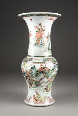 Auktion 143<br>EINE FAMILILIE VERTE GU-FÖRMIGE VASE MIT FIGURENDARSTELLUNG
