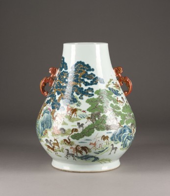 Auction 143<br>EINE FAMILLE-ROSE VASE MIT DARSTELLUNG VON HUNDERT HIRSCHEN