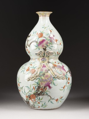 Auction 143<br>EINE FAMILLE ROSE DOPPELKÜRBISVASE MIT SCHLEIFE