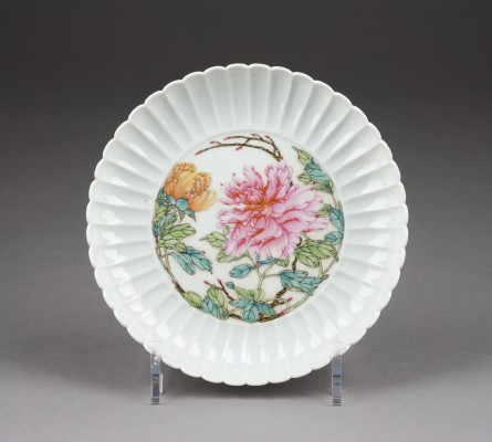 Auktion 143<br>EIN FAMILLE ROSE CHRYSANTHEMEN-TELLER MIT BLUMENDARSTELLUNG