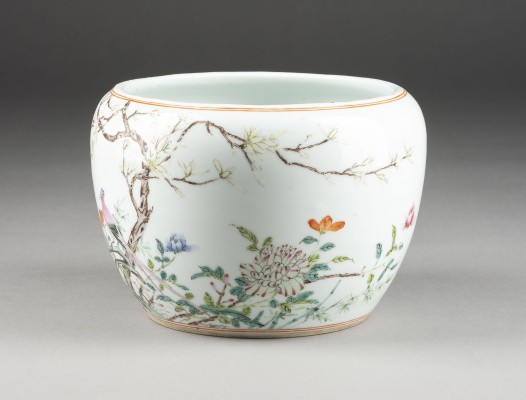 Auction 143<br>EIN FAMILLE ROSE PINSELWASCHER MIT BLUMENDARSTELLUNG